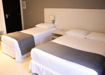 Imagem mostrando as camas do quarto master, bem arrumadas e confortáveis.