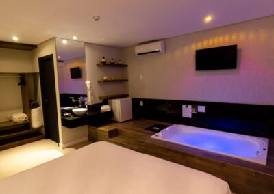 Uma imagem geral do quarto mostrando o design moderno, a banheira de hidromassagem